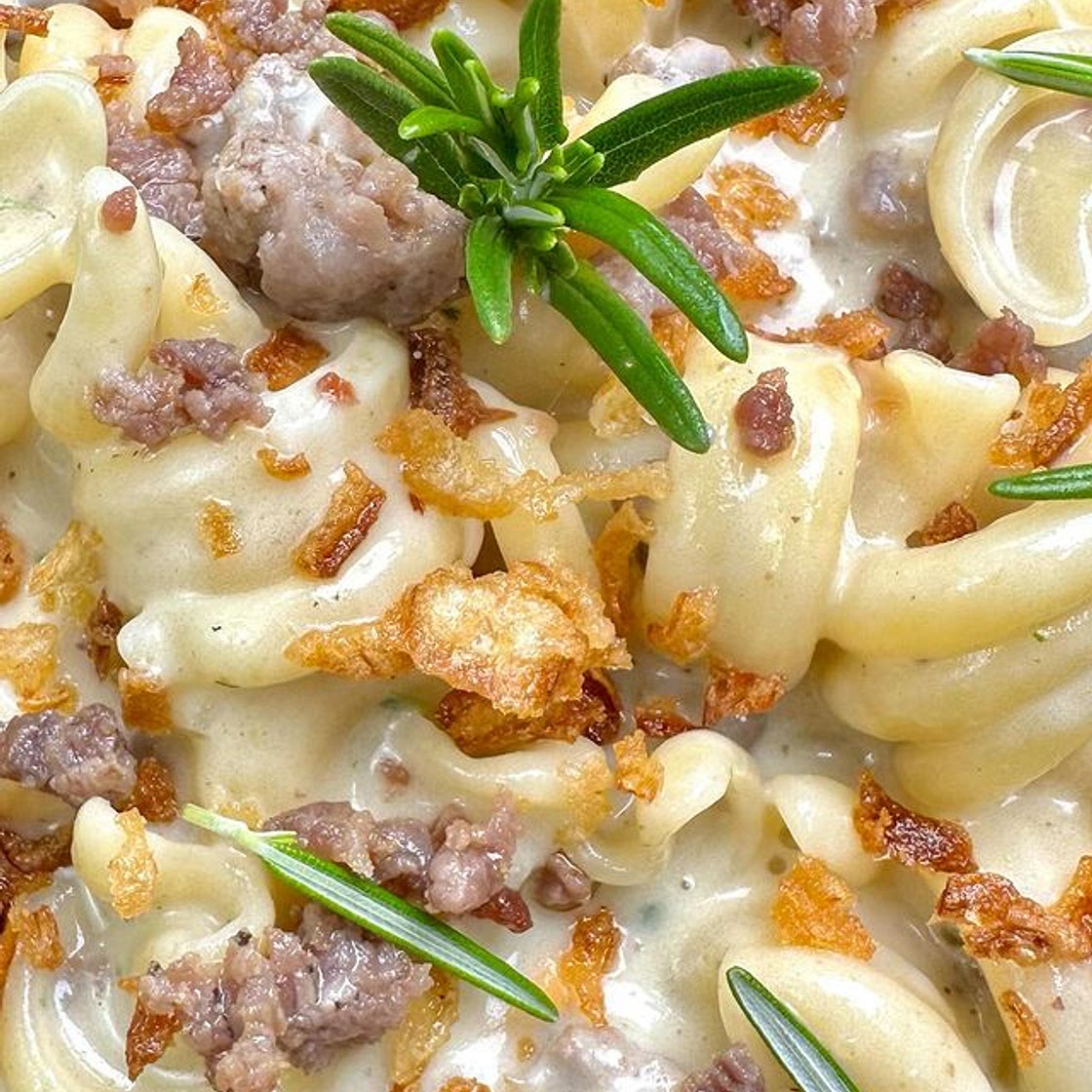 Pasta con crema di patate al rosmarino salsiccia e provola