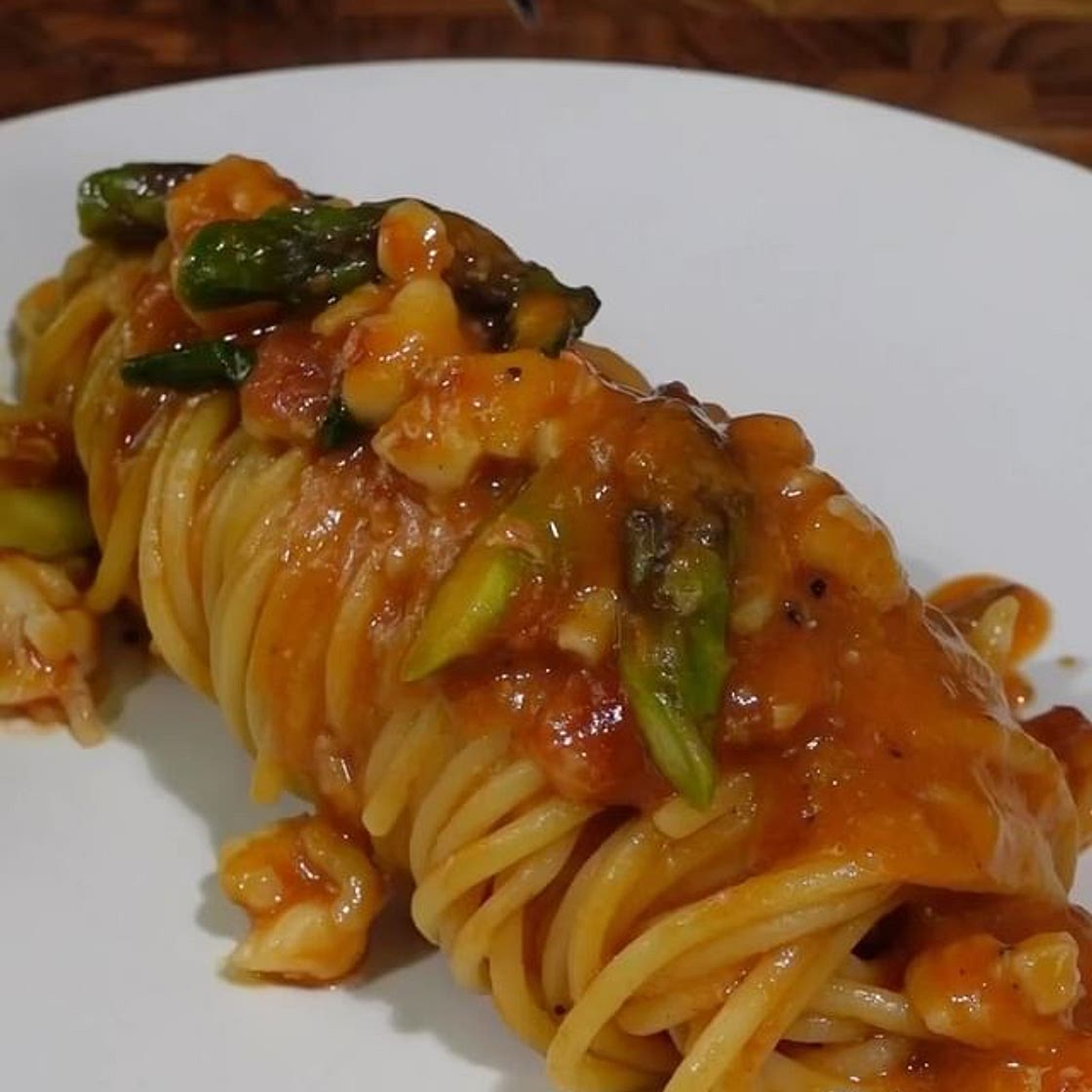 Spaghetti con gamberi e asparagi
