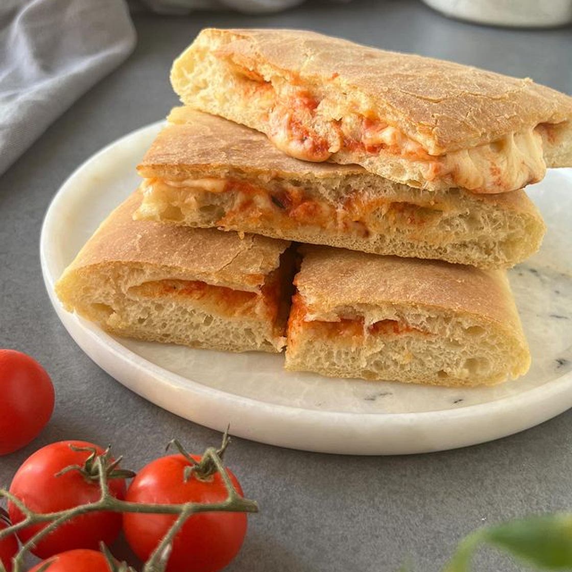 Focaccia di patate ripiena di pomodoro, cotto e mozzarella