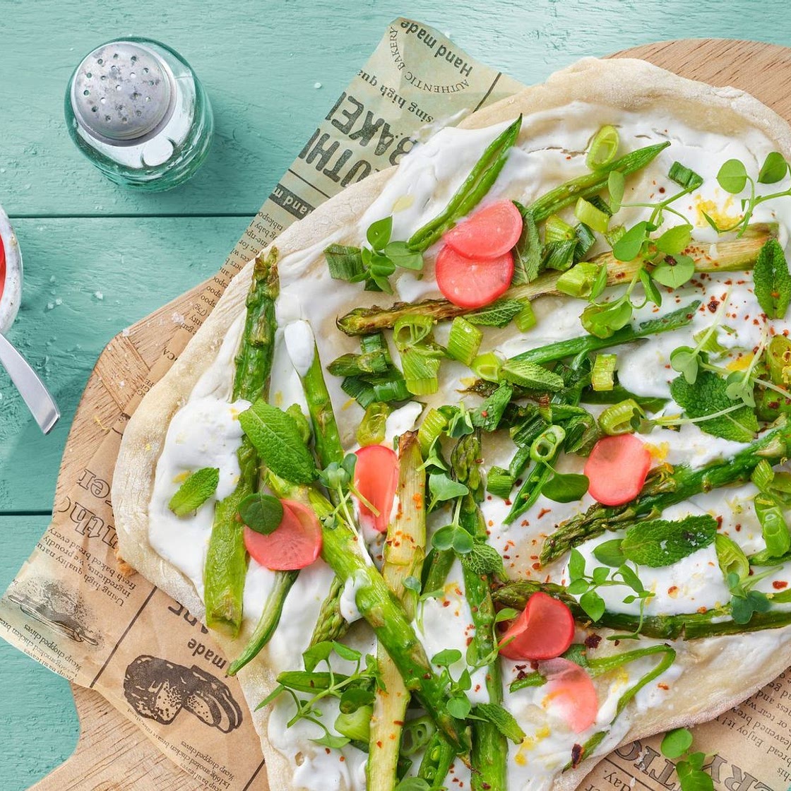 Veganer Frühlings-Flammkuchen mit grünem Spargel