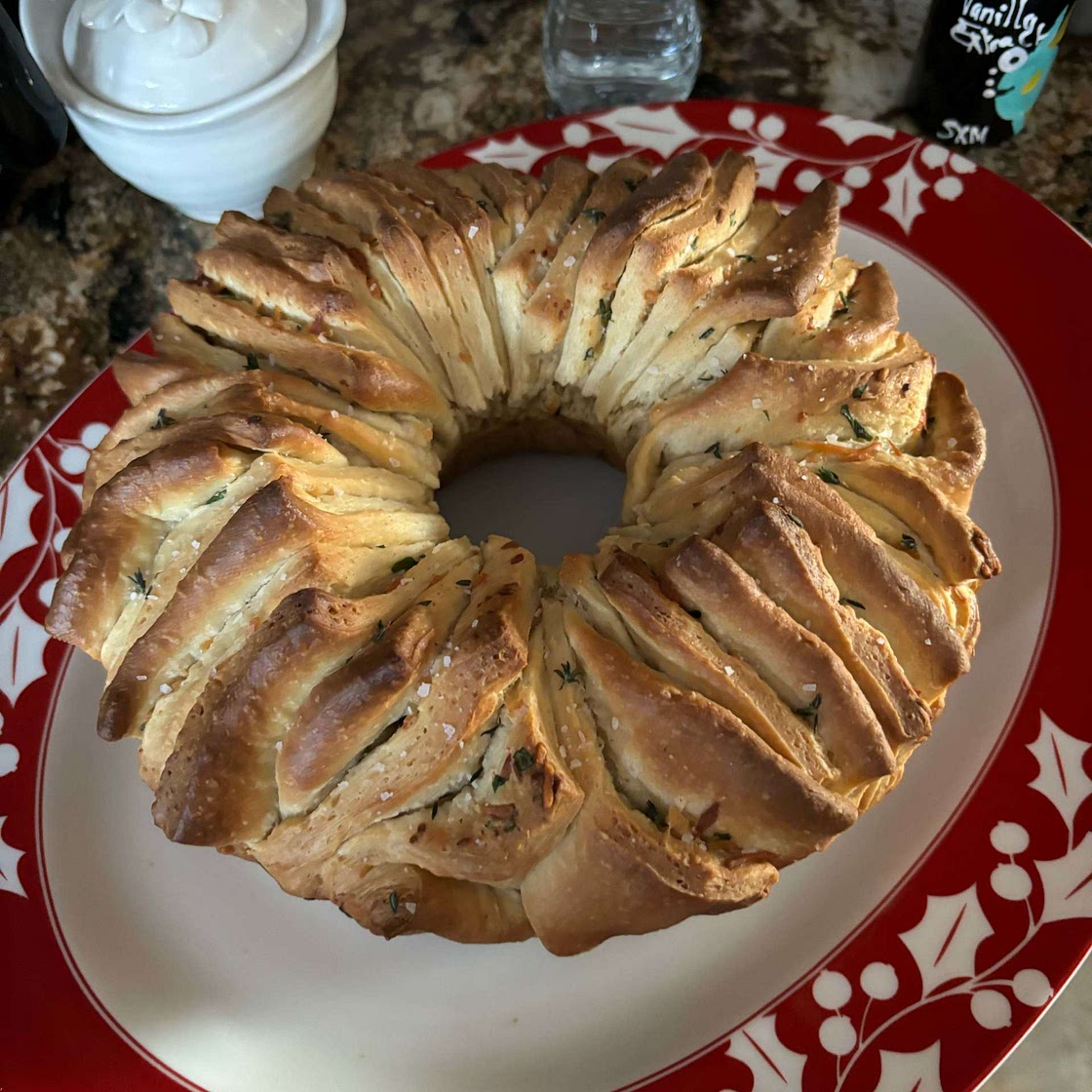 Pull-Apart Garlic Butter Bread Wreath