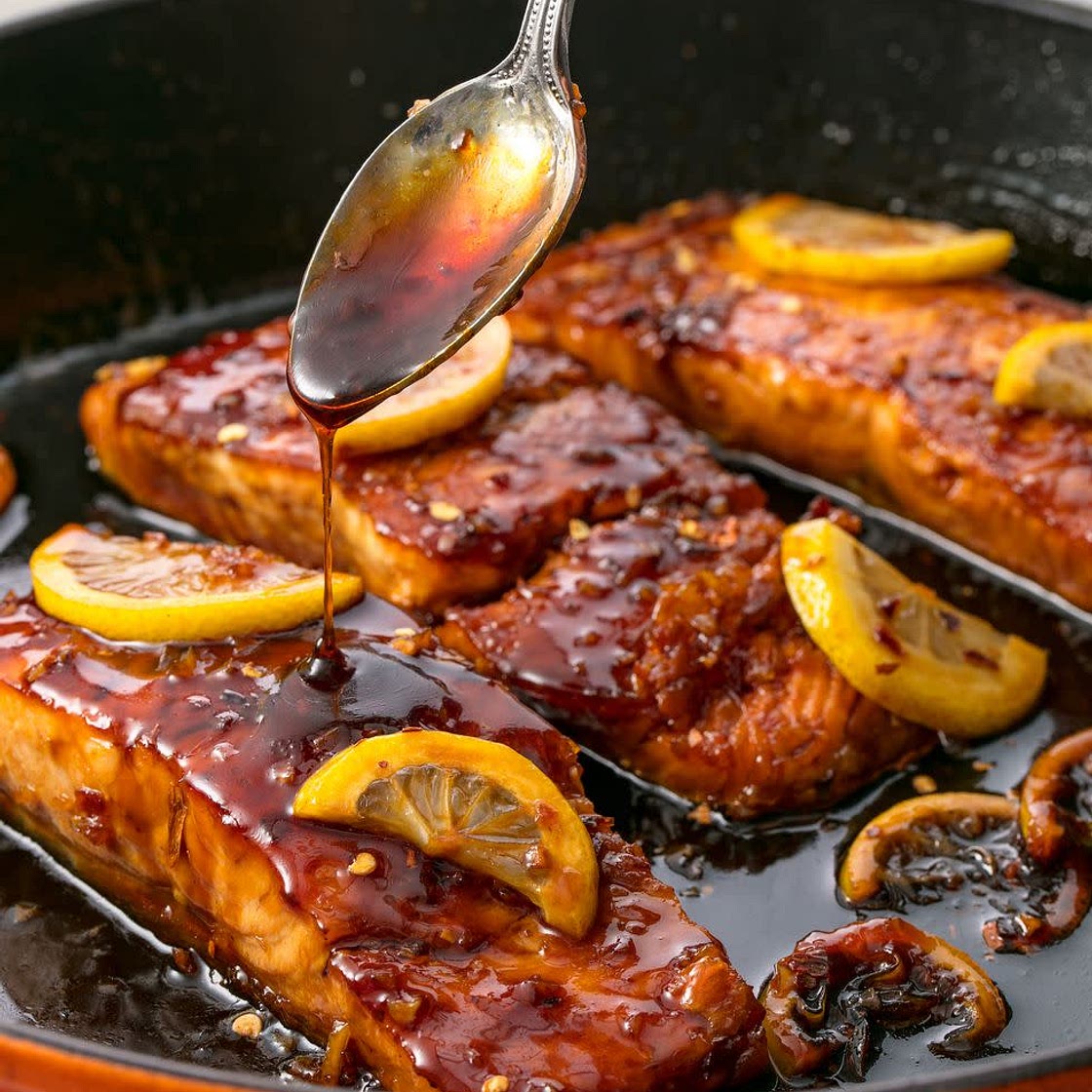 Salmón con glaseado de miel y ajo