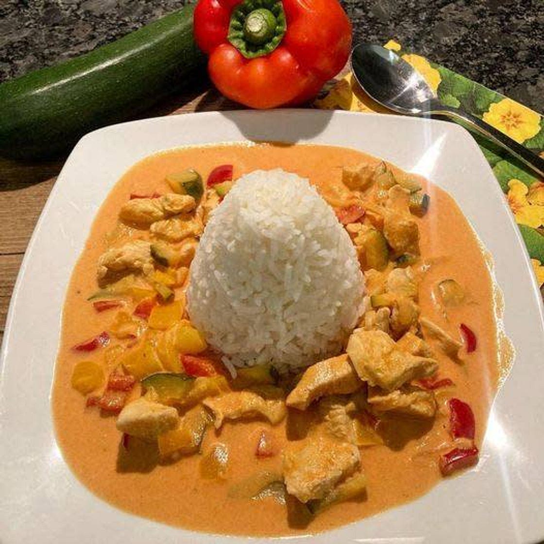 Paprika-Zucchini-Sahne-Hähnchen mit Reis