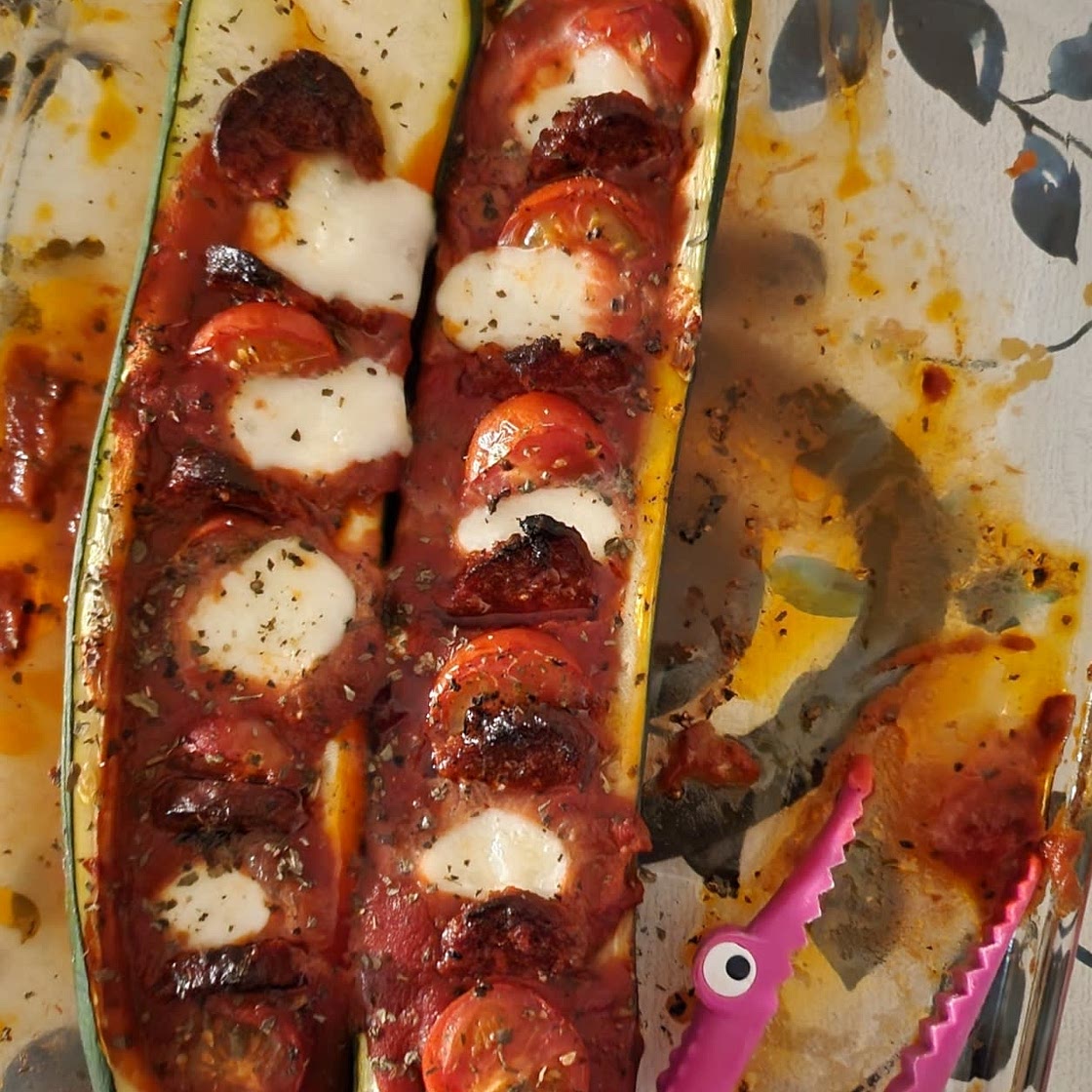 Courgettes farcies façon pizza, mozzarella - tomate & chorizo - Amandine Cooking