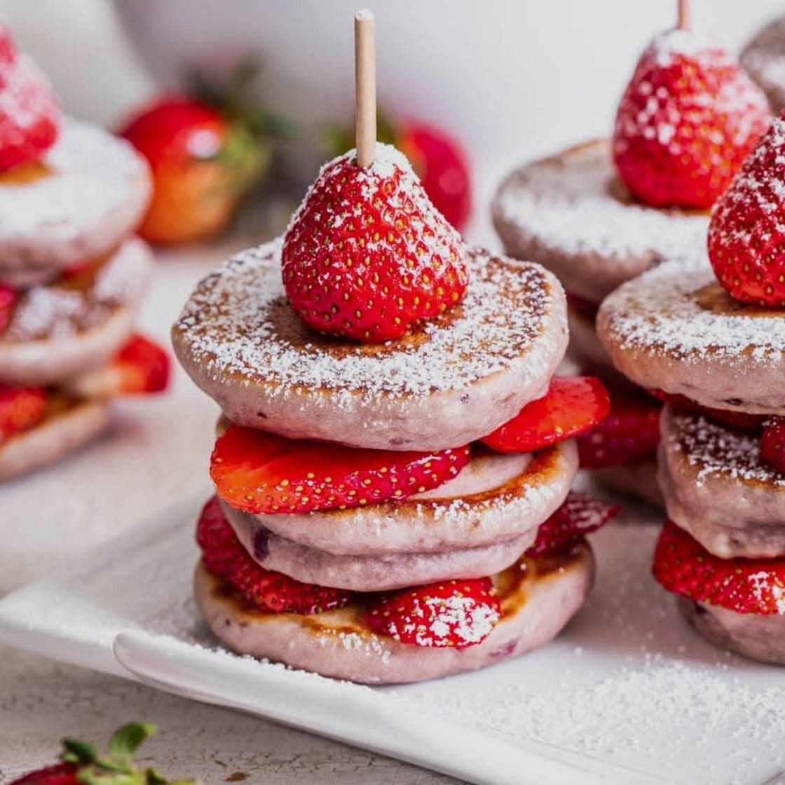 Erdbeere-Blini-Spieße