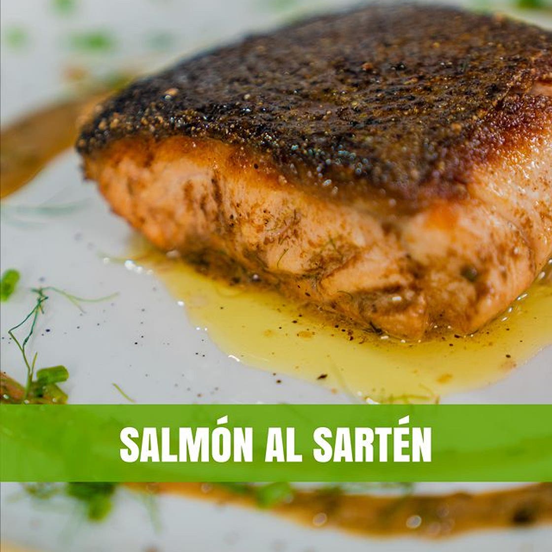 Salmón al Sartén con un toque de Ajo, Jengibre y Hierbas Frescas
