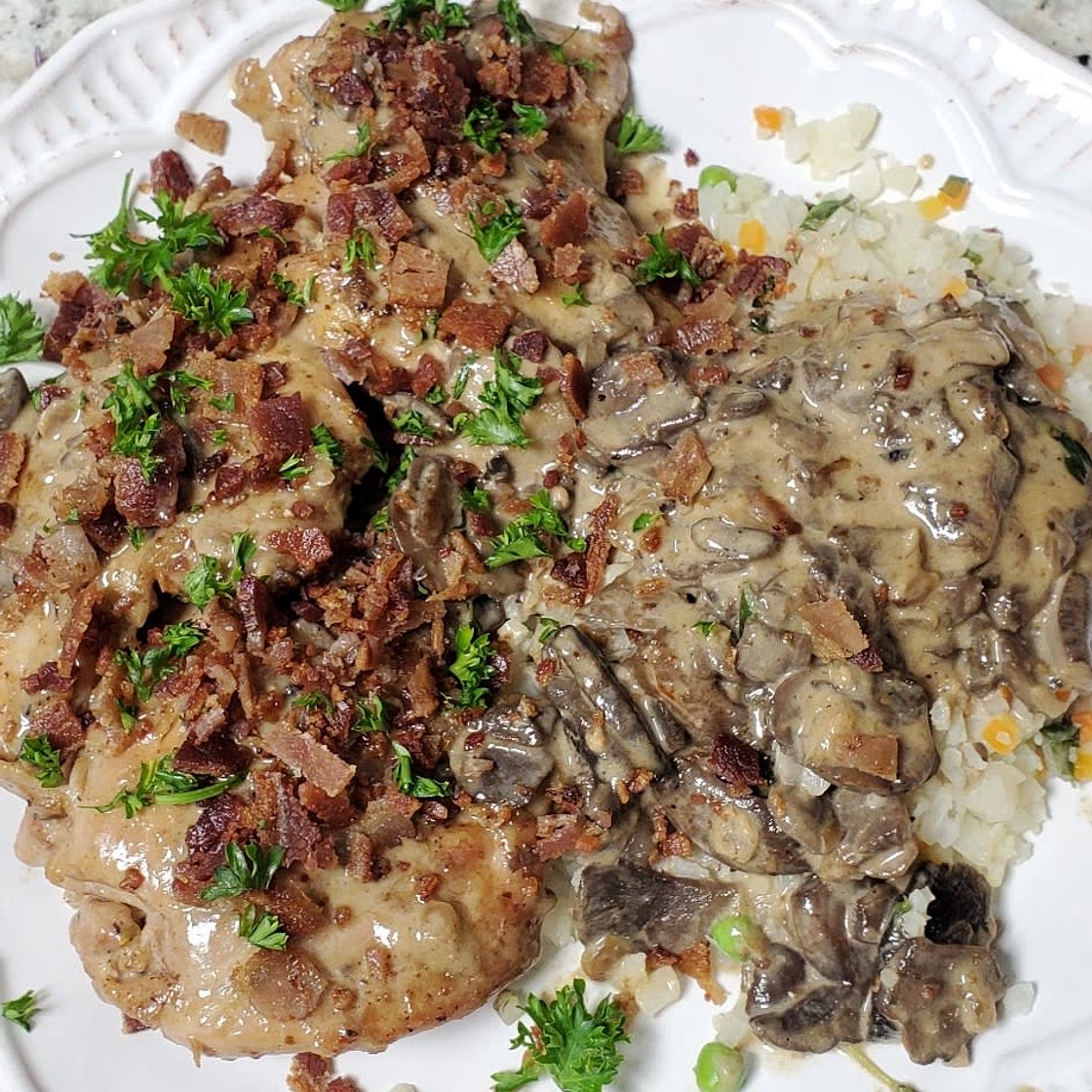 Keto Bacon Chicken Thighs With Garlic Cream Sauce