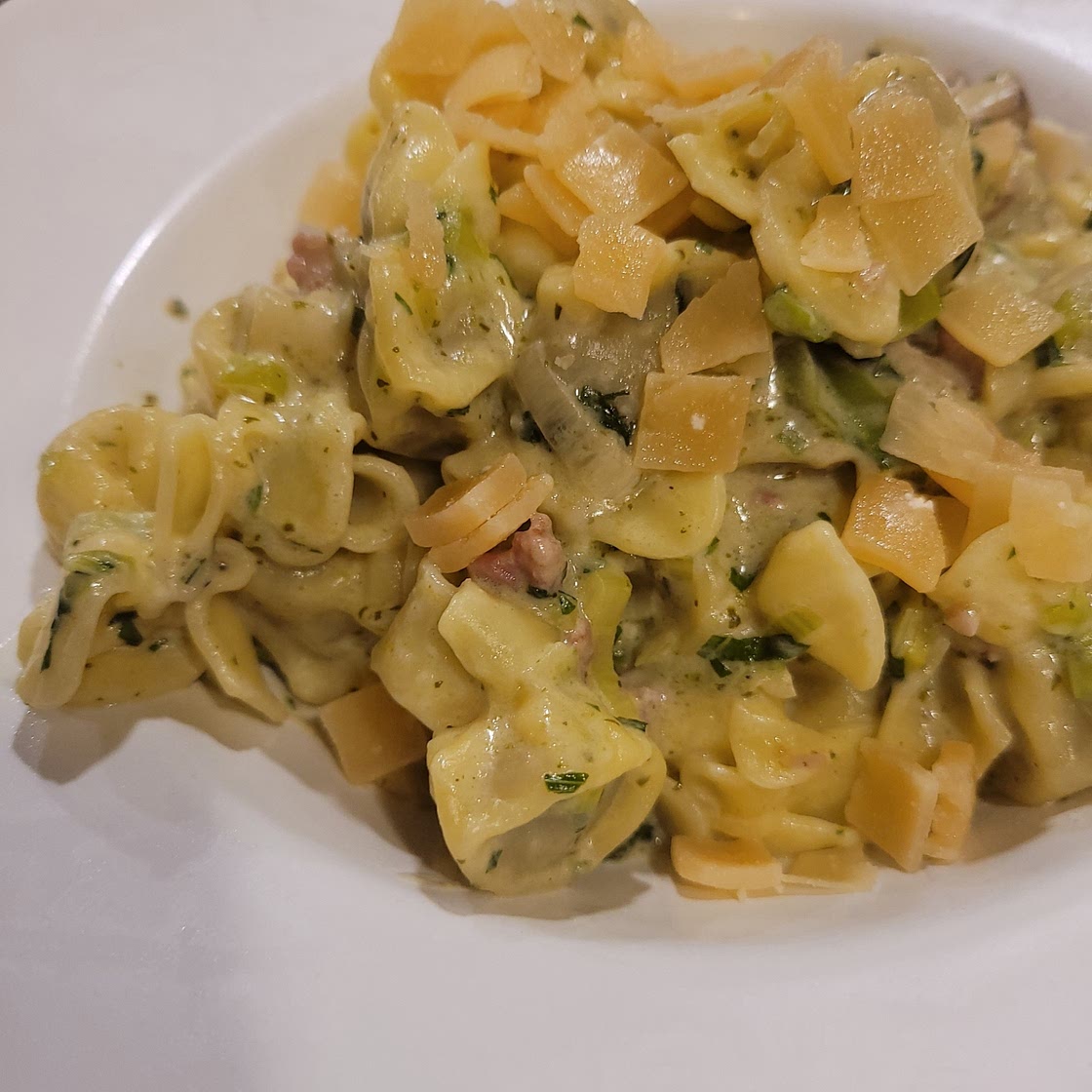 Pilzfiorelli mit Bacon und Basilikumrahm dazu Porree und Hartkäse