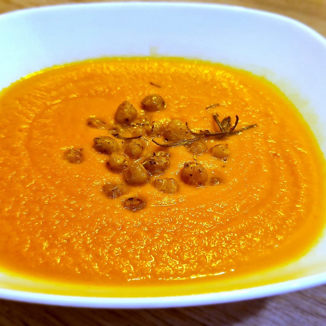 Soupe aux carottes, tahini et romarin