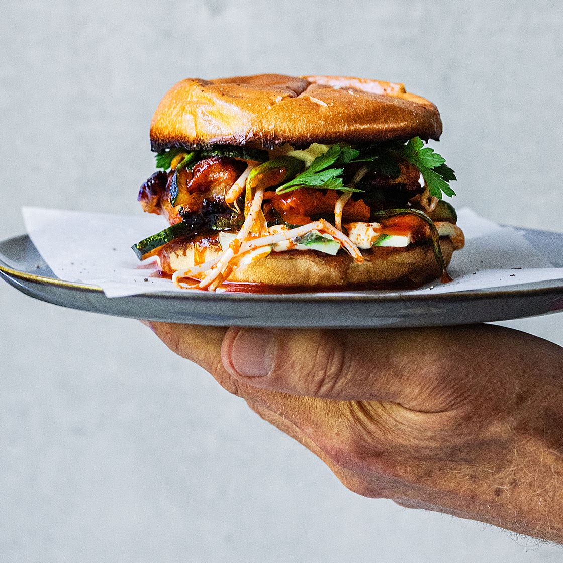 Gochujang Chicken-Burger mit spicy Slaw