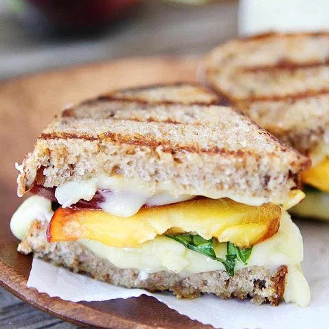 Sandwich Grilled Peach, Brie and Basil FAVORITE