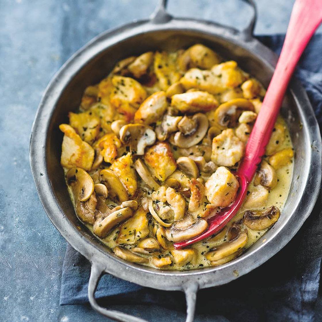 Snelle kipragout met room, champignons en dragon