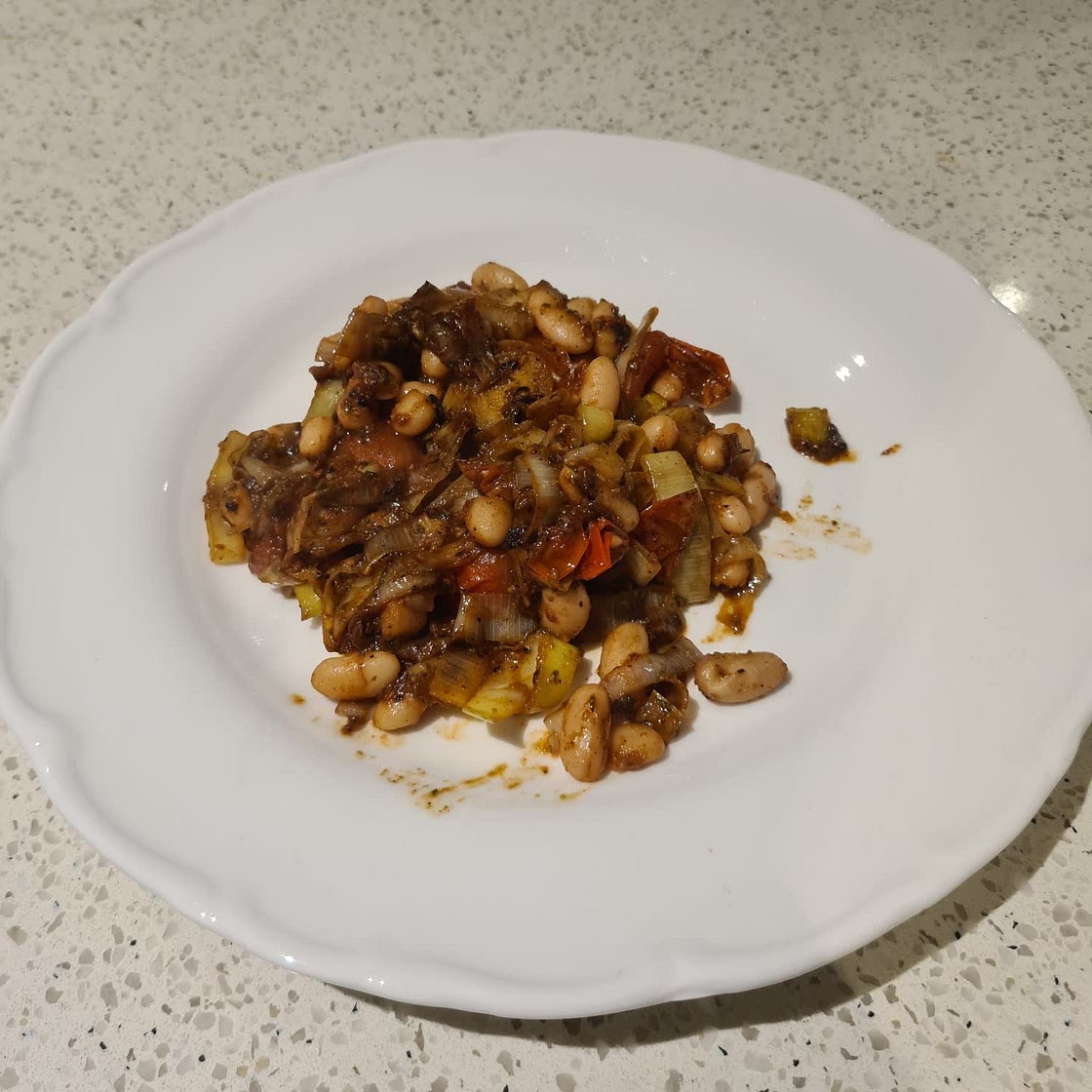 CANNELLINI BEANS WITH LEEK & TOMATOES