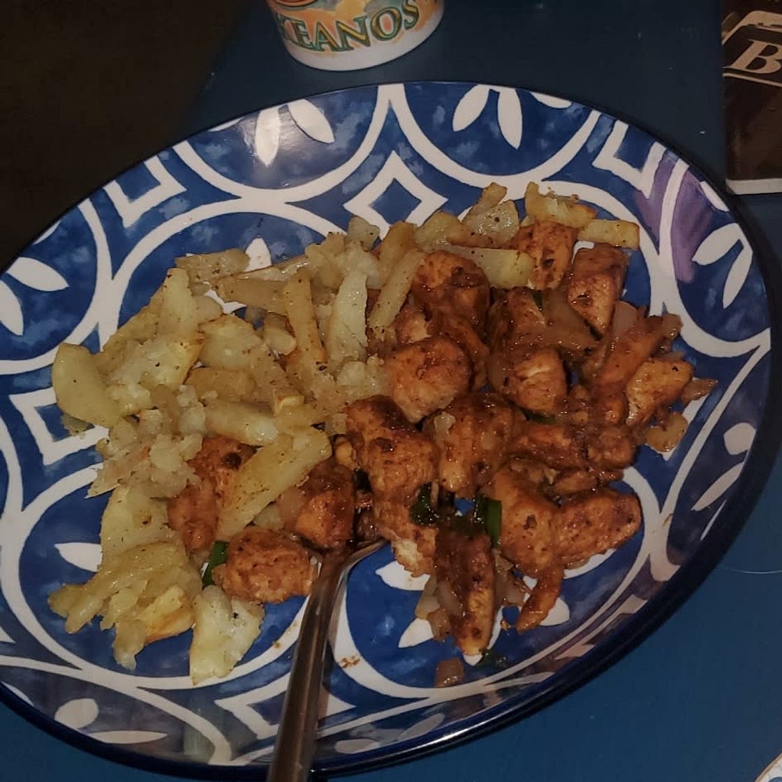 High Protein Crispy Salt n Pepper Chicken & Chips Meal Prep! Only 436 Calories per serve🤌🏽🔥 Combining 2 very popular takeout meals! This tastes absolutely delicious, is low in calories, filling and easy to make for the week ahead! Macros per serving