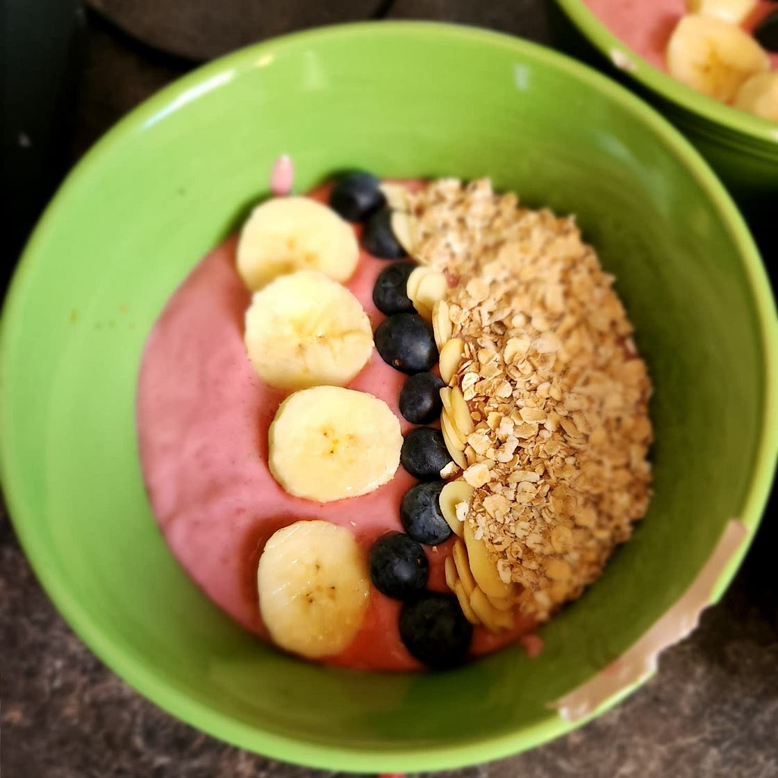 Smoothie bowl fruits et céréales