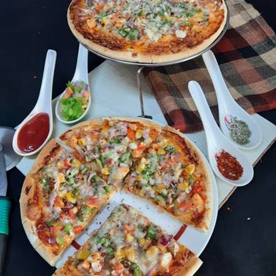 वेजिटेबल पिज़्ज़ा (vegetable pizza recipe in Hindi)