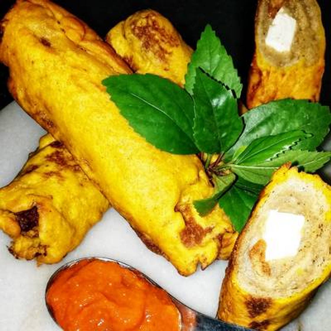 आलू ब्रेड पकौड़ा रोल (Aloo Bread pakoda roll recipe in Hindi)