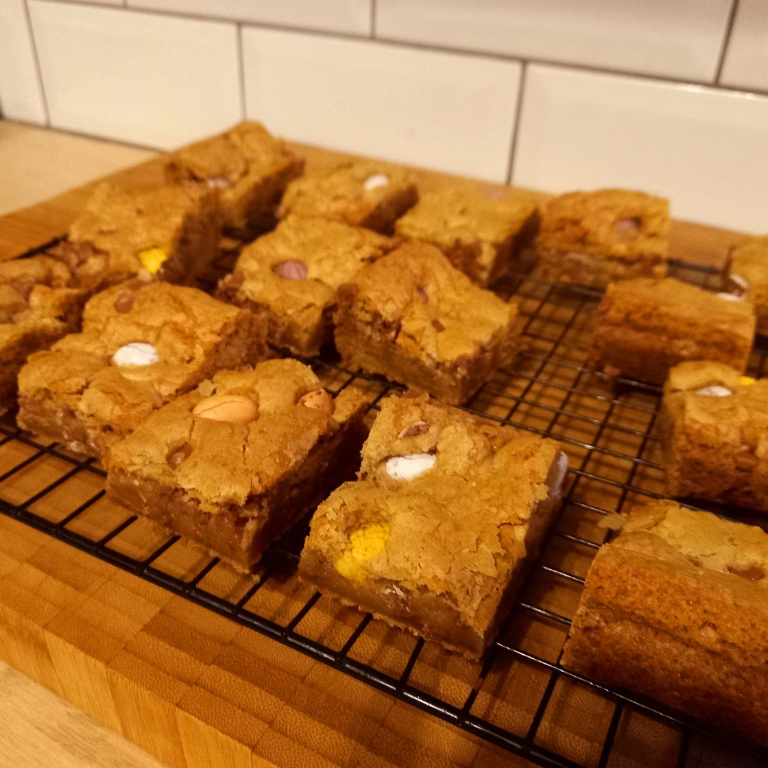 Mini egg cookie bar