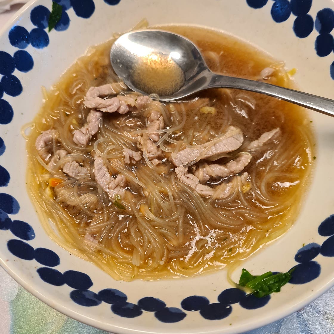 Pho mit Rindfleisch und viel Blattgemüse