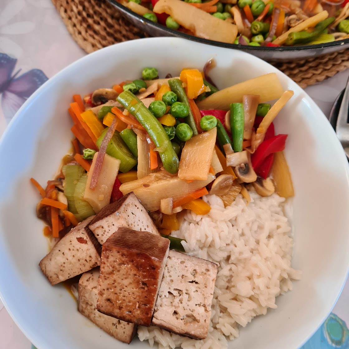 Buntes Gemüse mit Tofu und Kokosreis