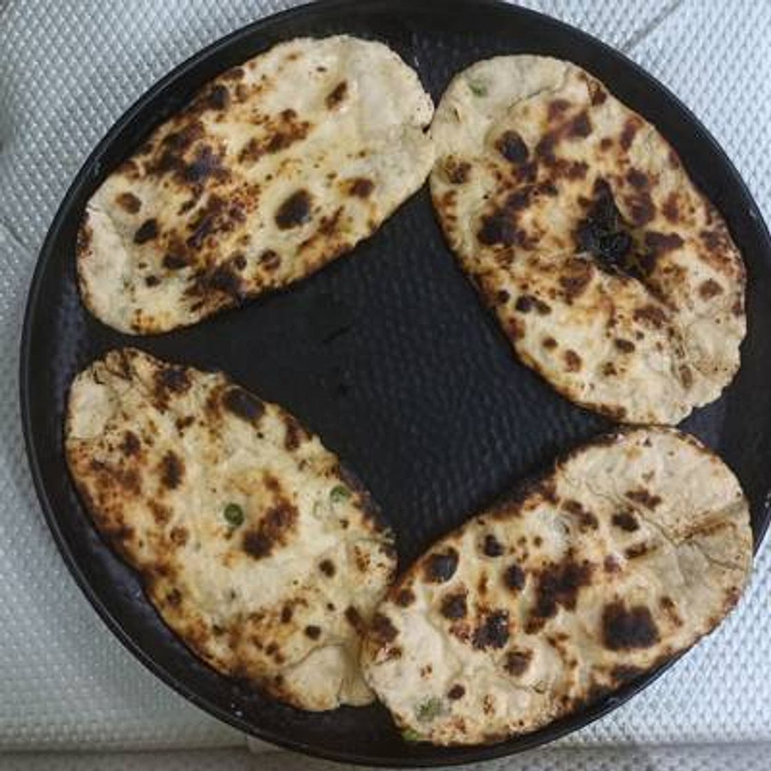 गार्लिकहरी मिर्च नान (Garlic hari mirch naan recipe in Hindi)