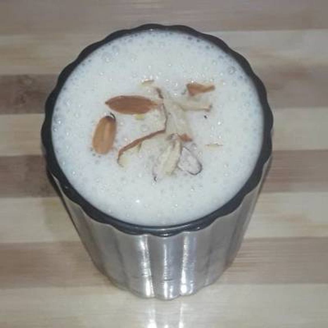 केले से बनाये लस्सी (Banana Lassi Recipe in Hindi)