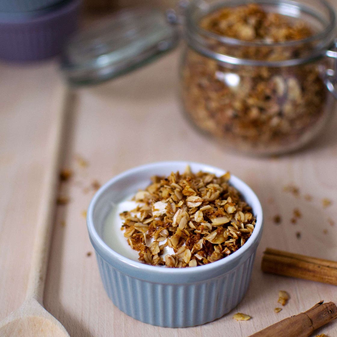 Cynamonowa granola jednoporcjowa z patelni ze skyrem i bananem