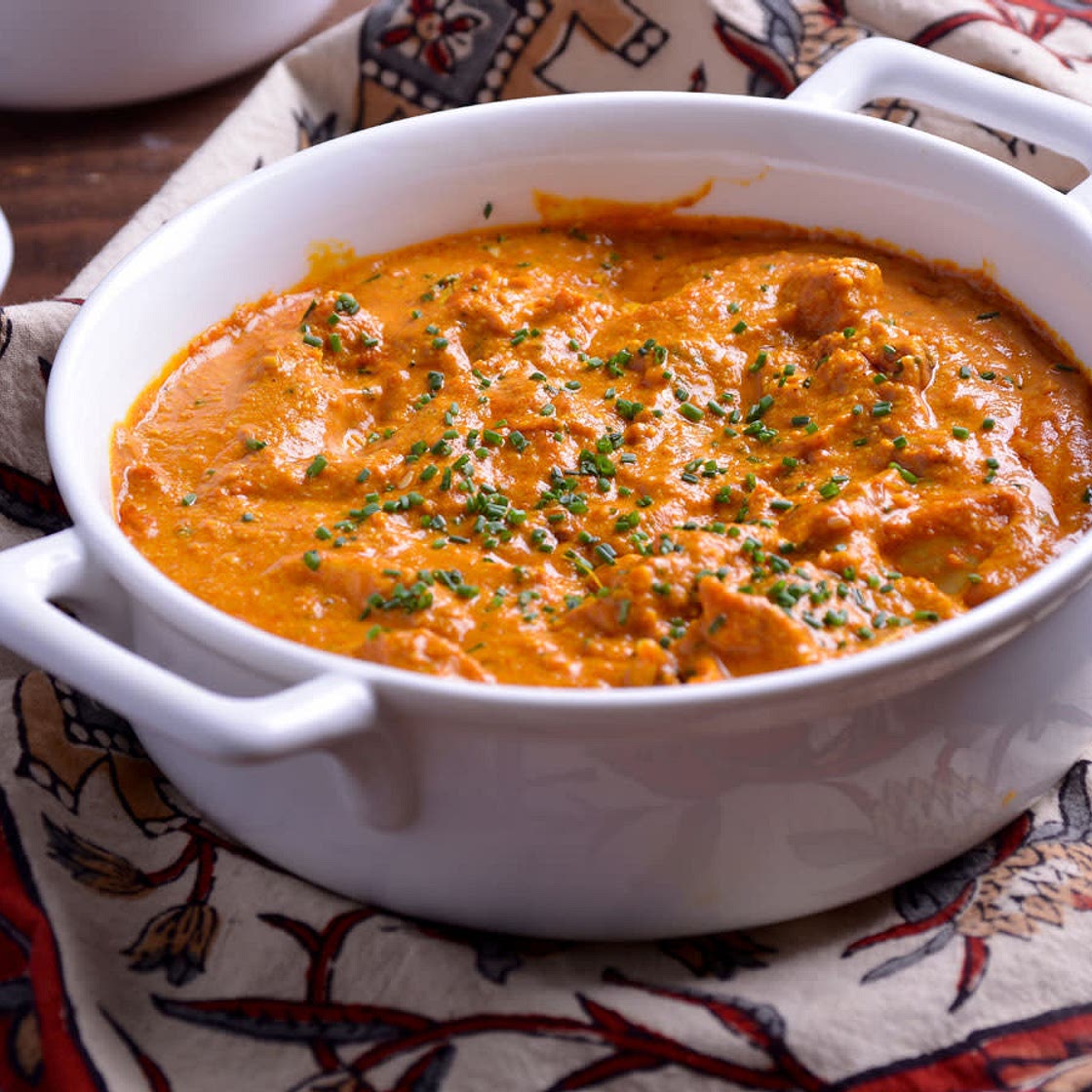 Pollo al curry con tomate