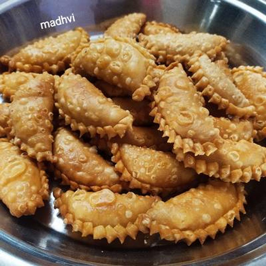 गुजिया (Suji Gujiya recipe in Hindi)