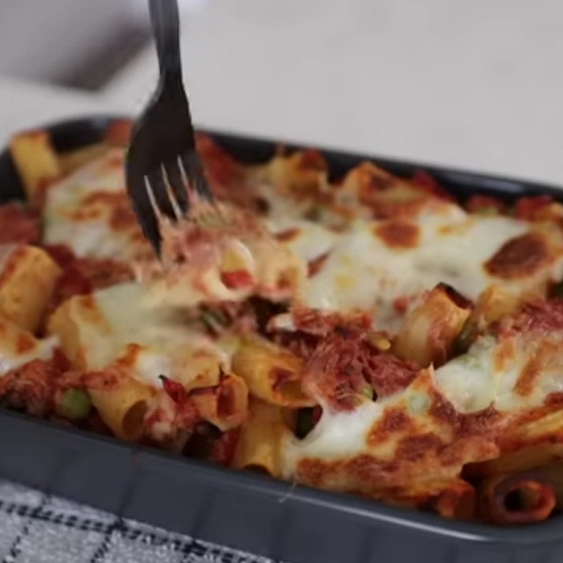 Cheesy tuna pasta bake