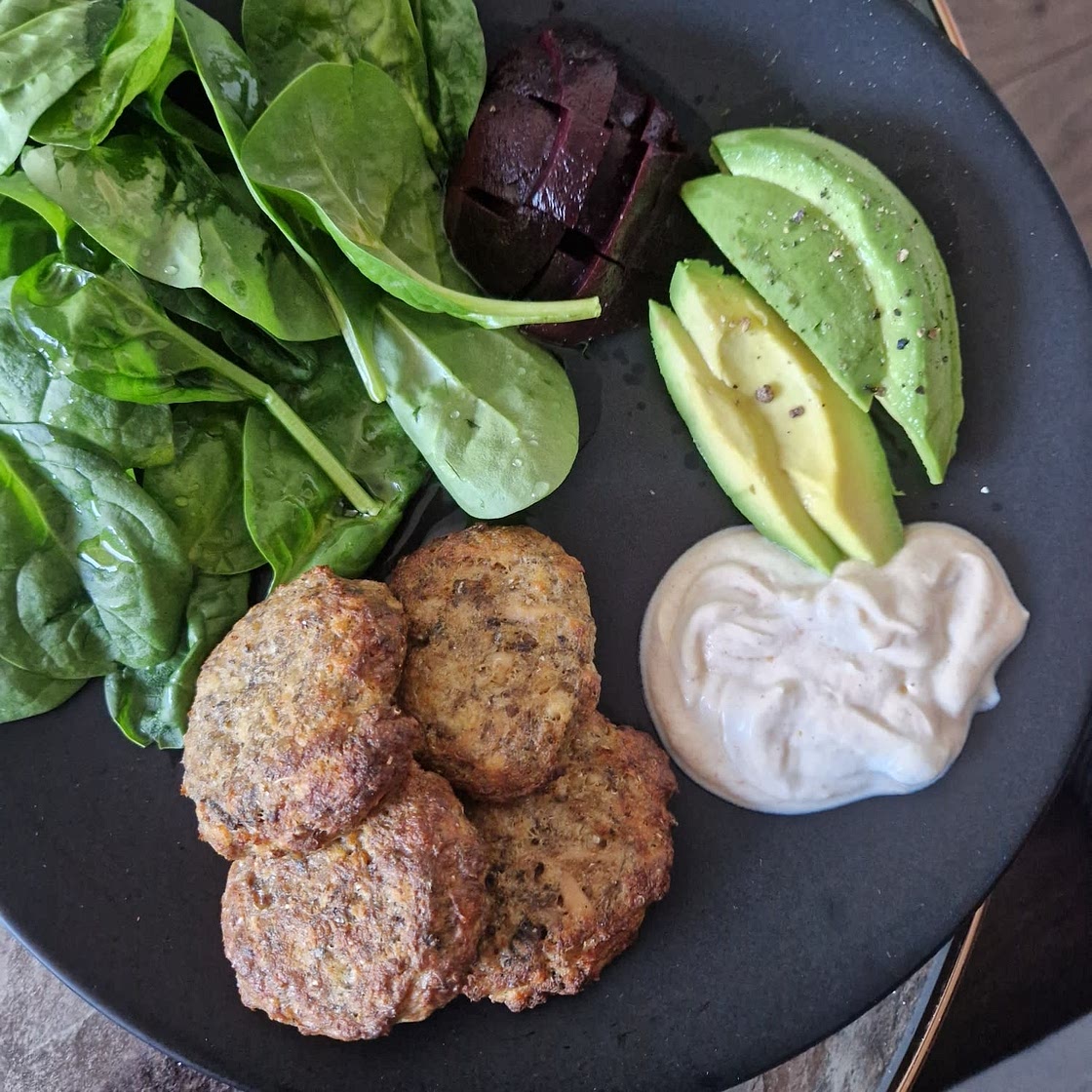 Sardine cakes with spicy yogurt sauce
