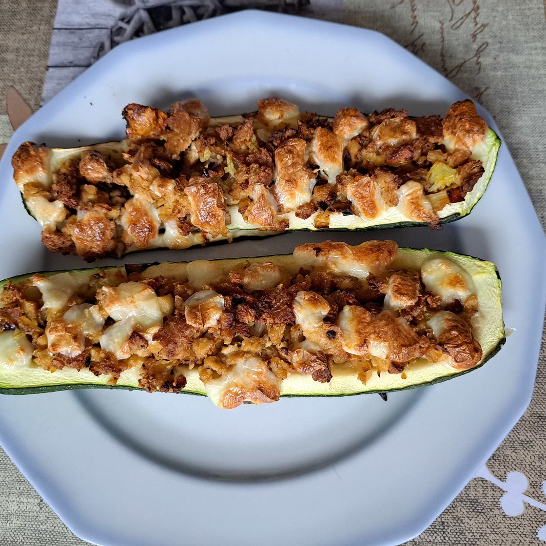 Zucchini mit Tofufüllung