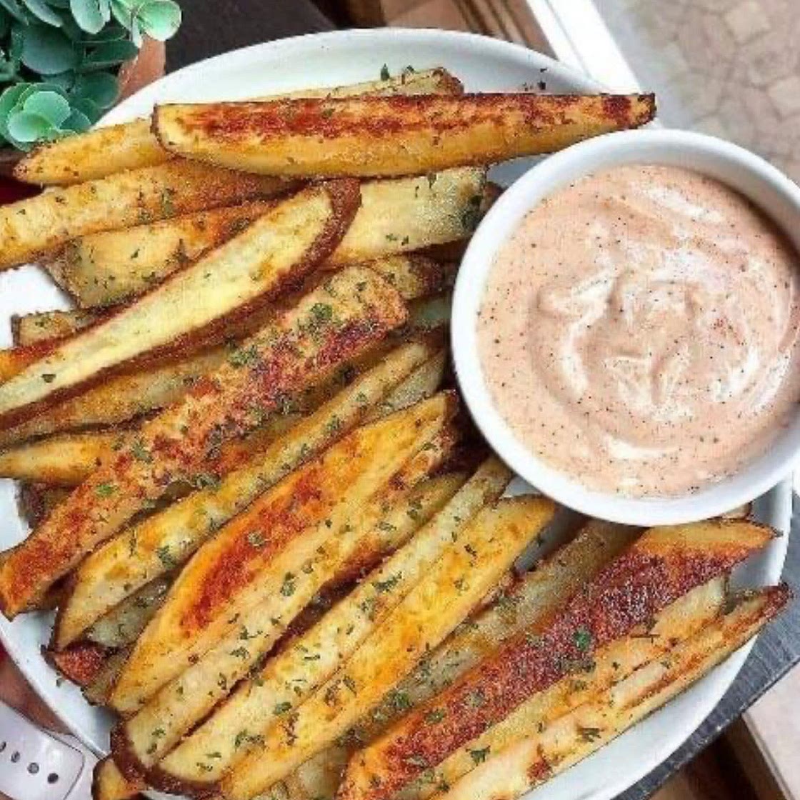 Garlic fries and aioli 