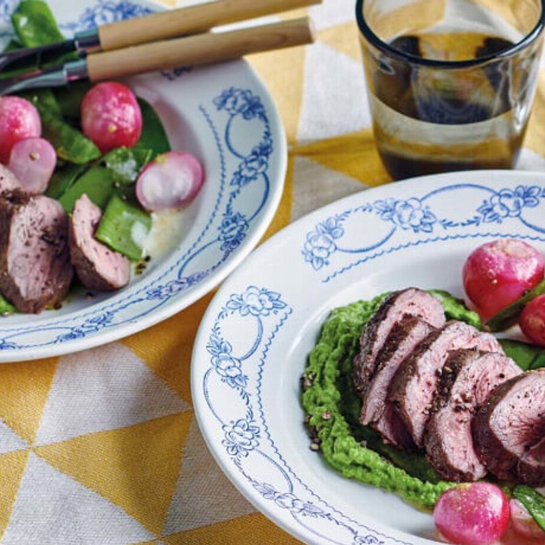 Lammhüfte mit Erbsenpüree und Radieschen-Gemüse
