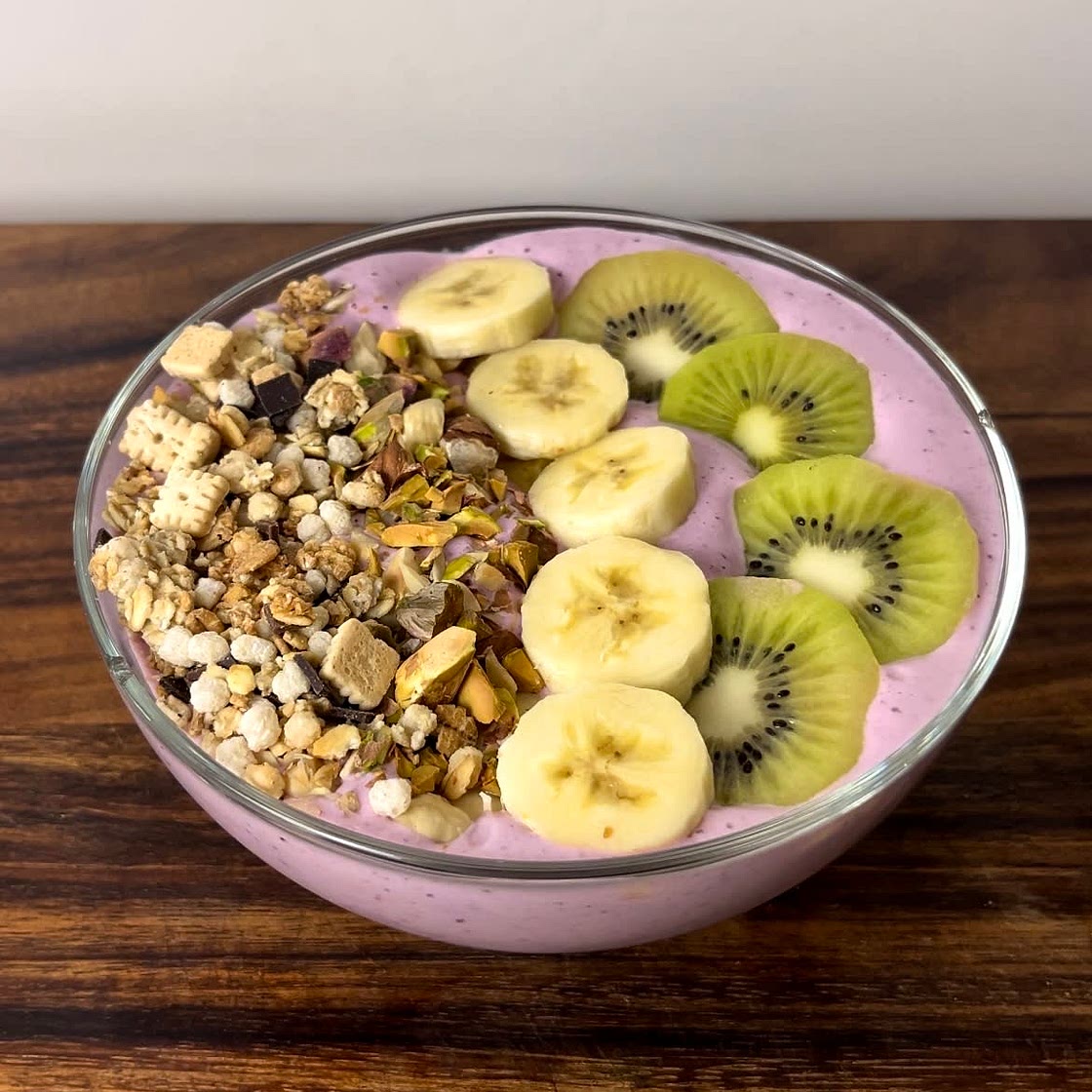 Fluffy high protein smoothie bowl 