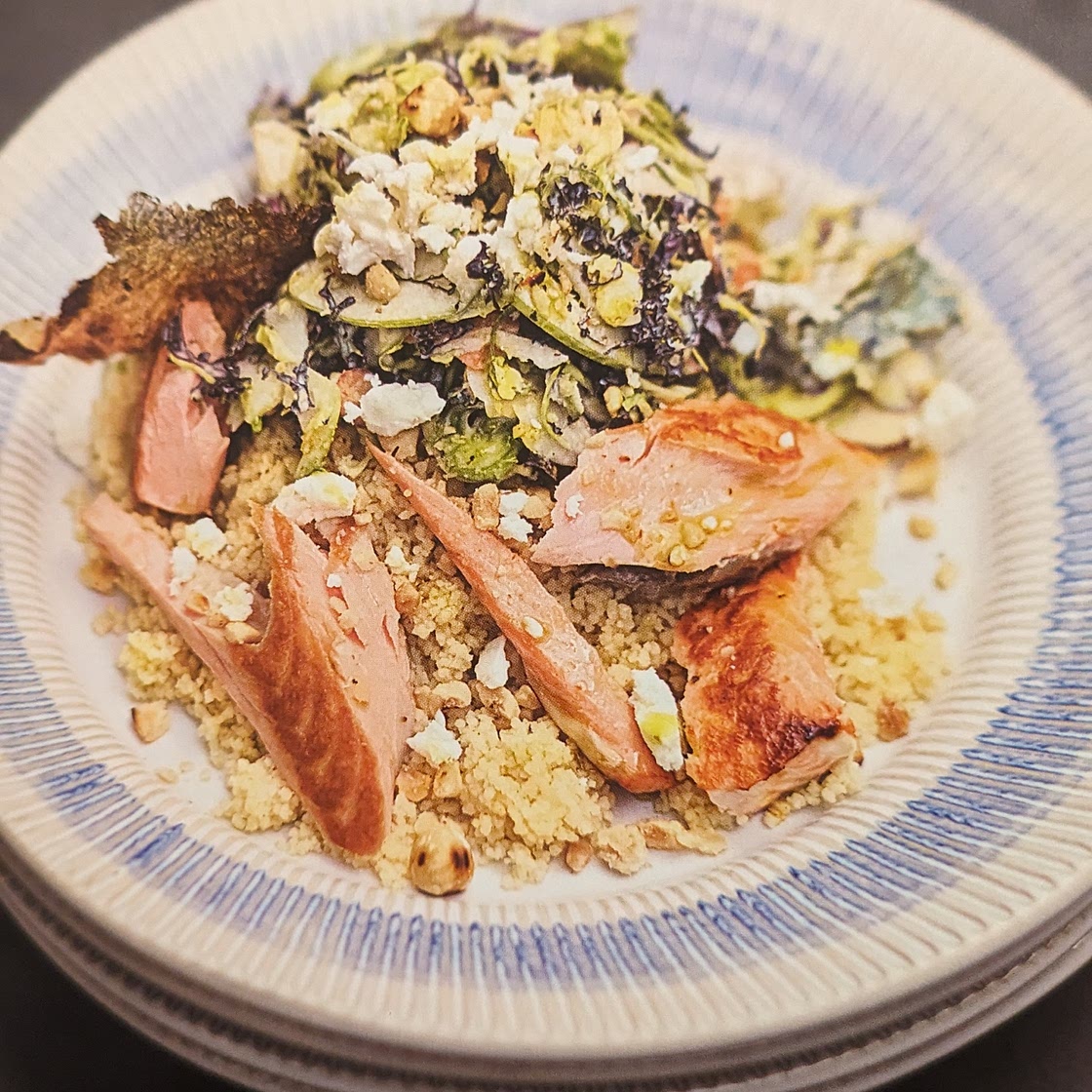 Salada de couve de Bruxelas e salmão