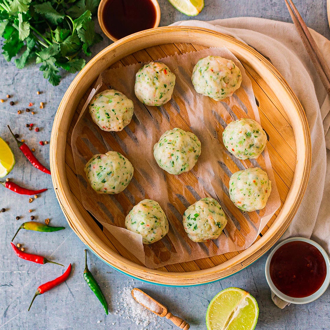 boulettes de poisson vapeur, sauce aux cacahuètes