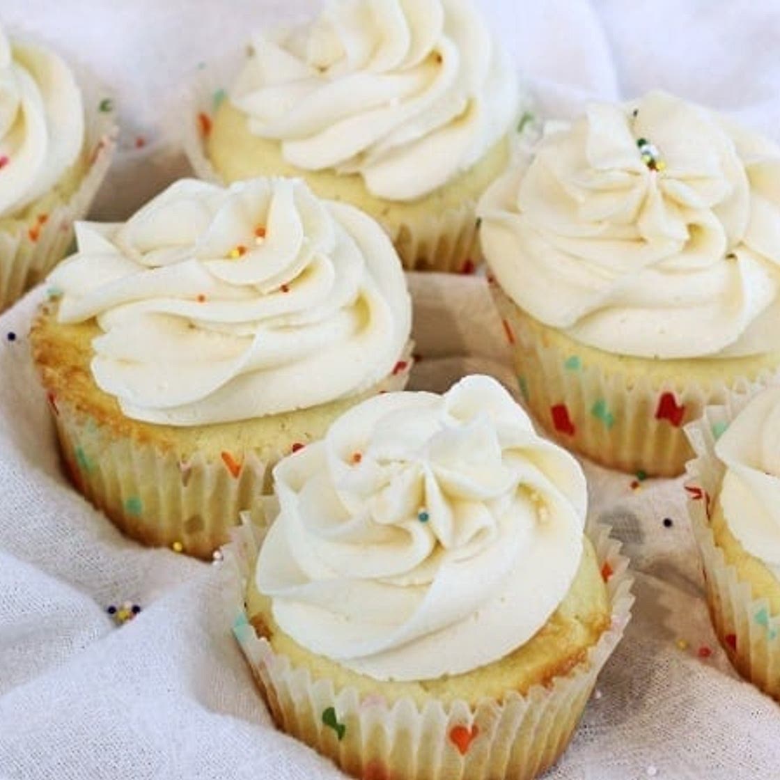 Easy Vanilla Cupcakes with Buttercream Frosting