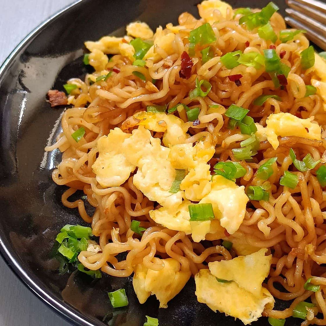 Ramen Scrambled Eggs (Easy Breakfast Recipe)