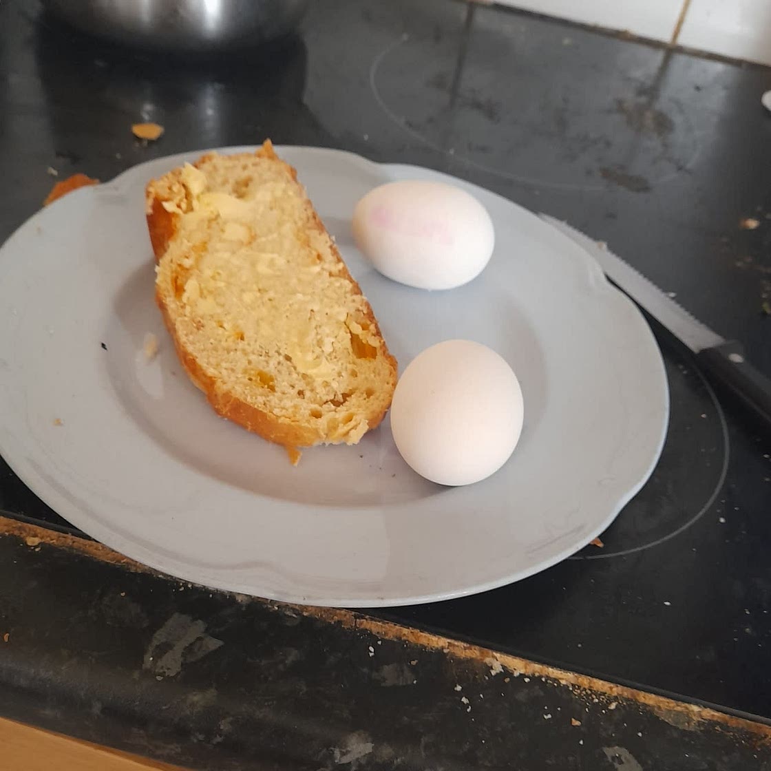 2 sot boiled eggs and 1 piece of bread and butter
