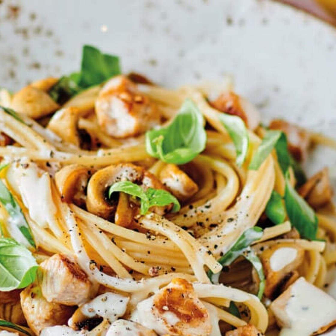 Pasta in cremiger Puten-Champignon-Sauce
