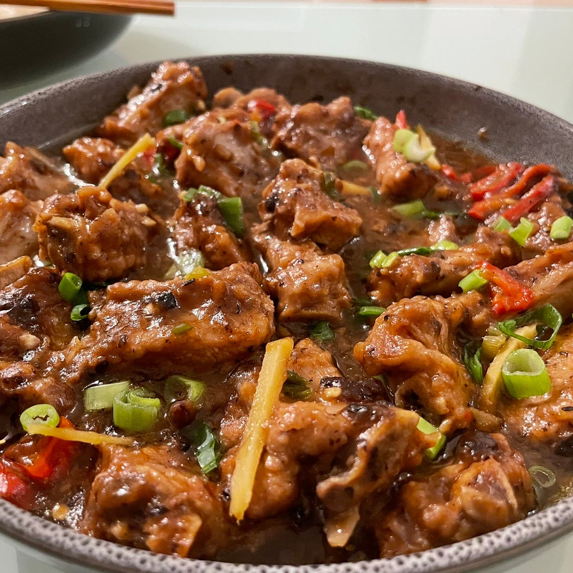 Costite de porc in sos de fasole neagra
