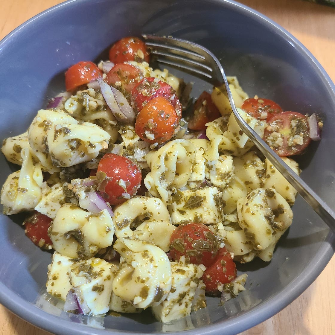 Easy Pesto Tortellini Pasta Salad