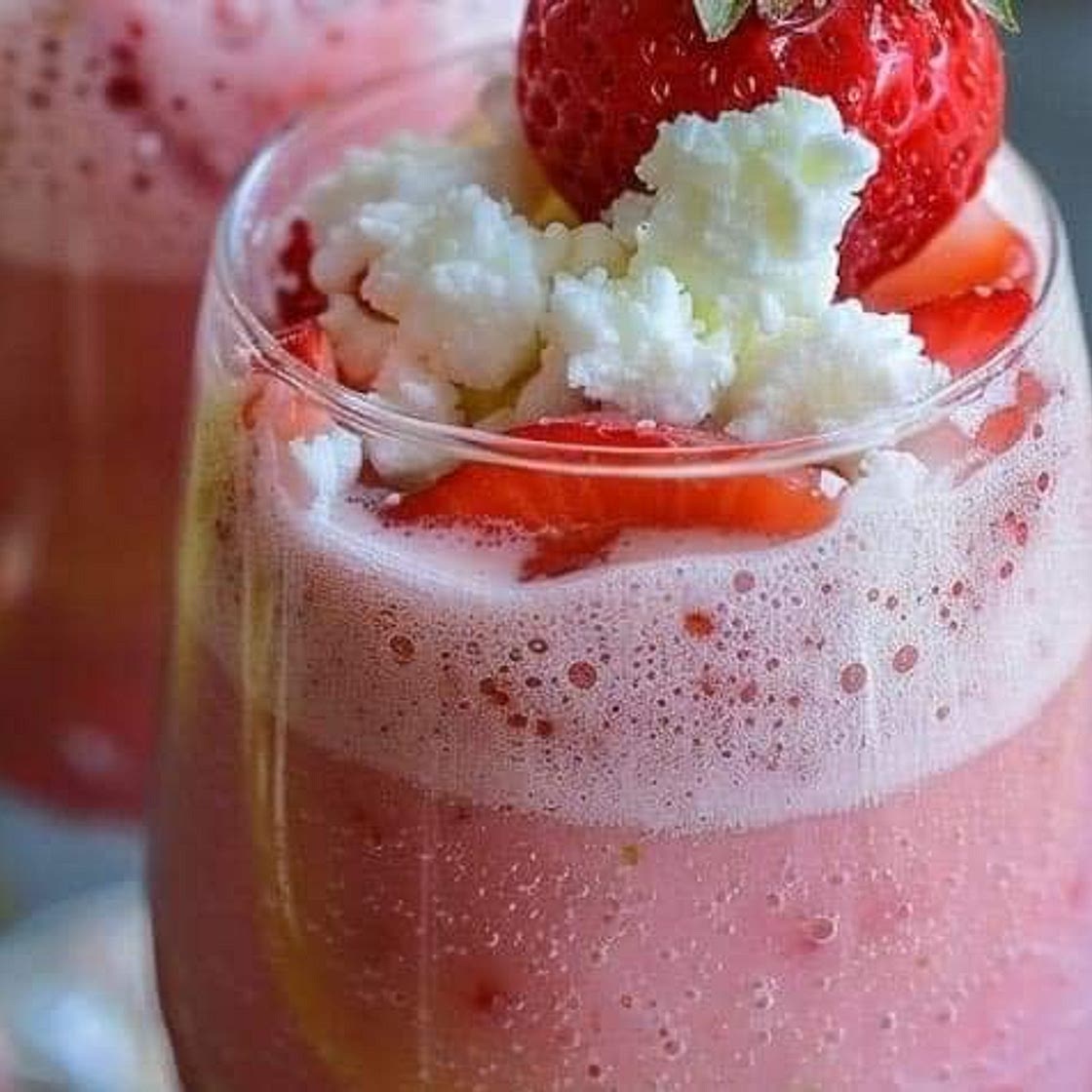 🍓 Easy Frosty Strawberry Mimosas