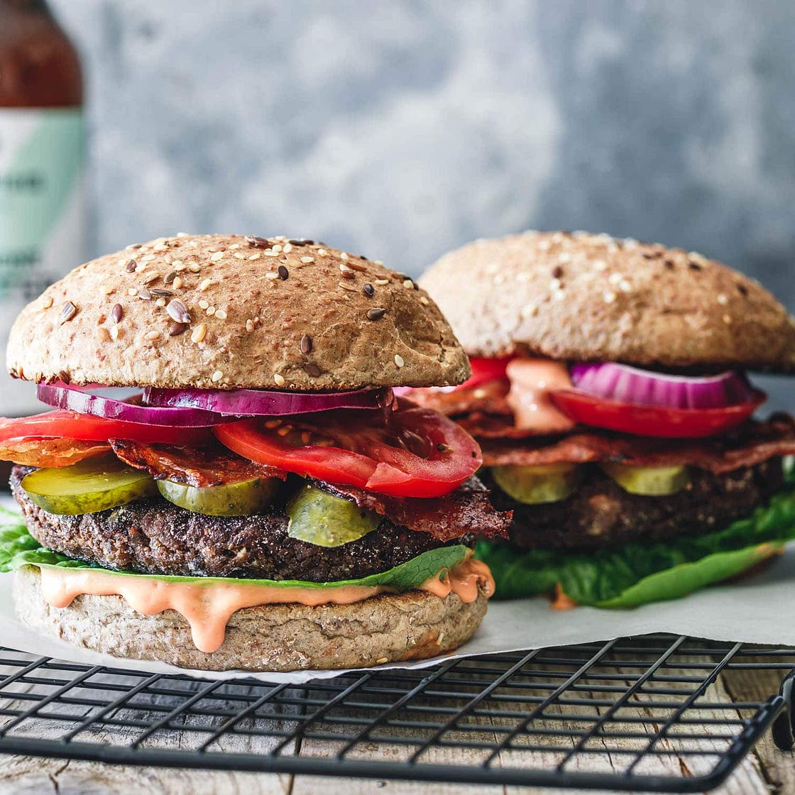 Der weltbeste Black Bean Burger mit Walnüssen und Burgersauce