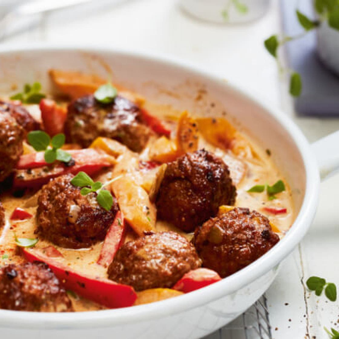 Hackbällchen in Paprika-Sahne-Sauce
