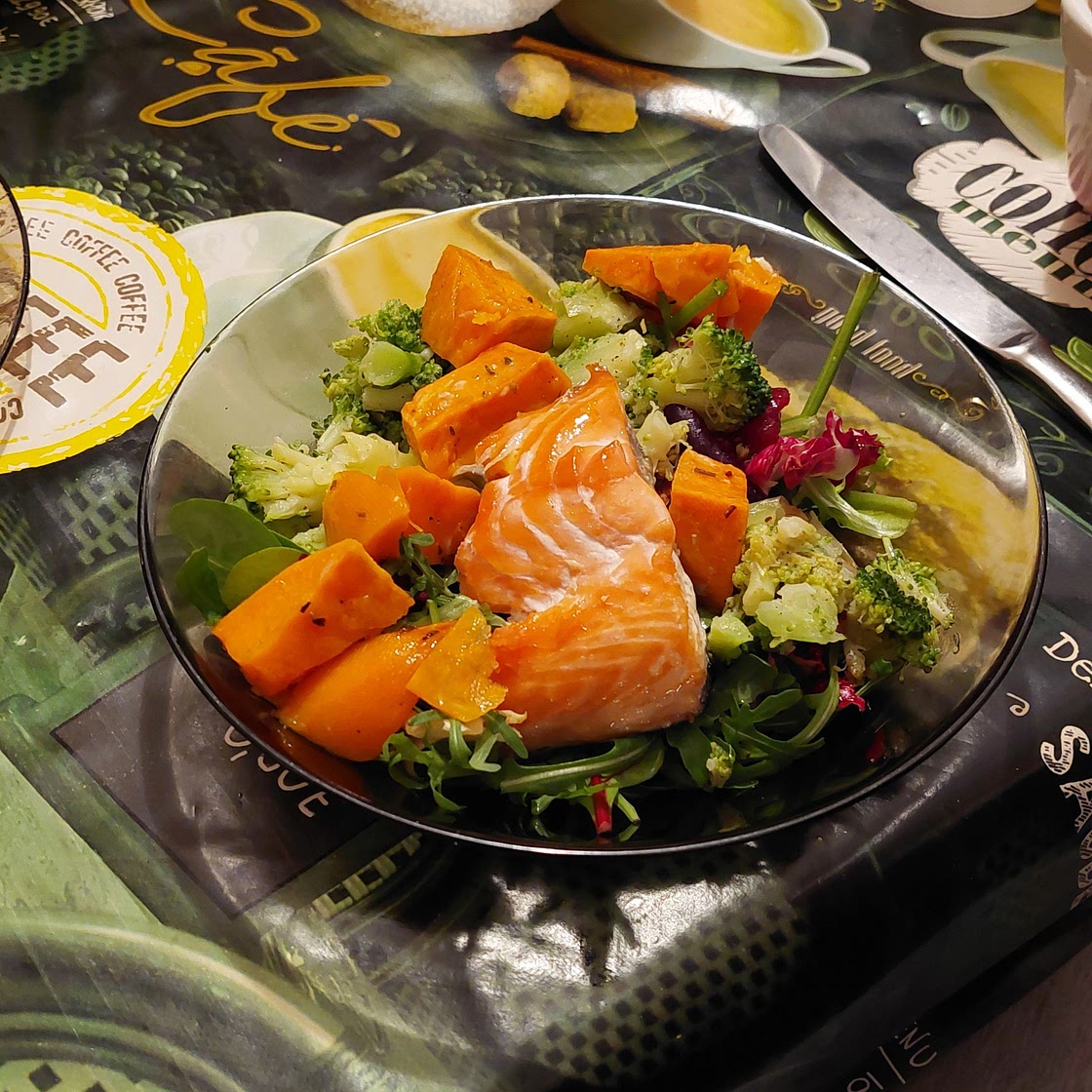 Salmon salad with broccoli and sweet potatoes