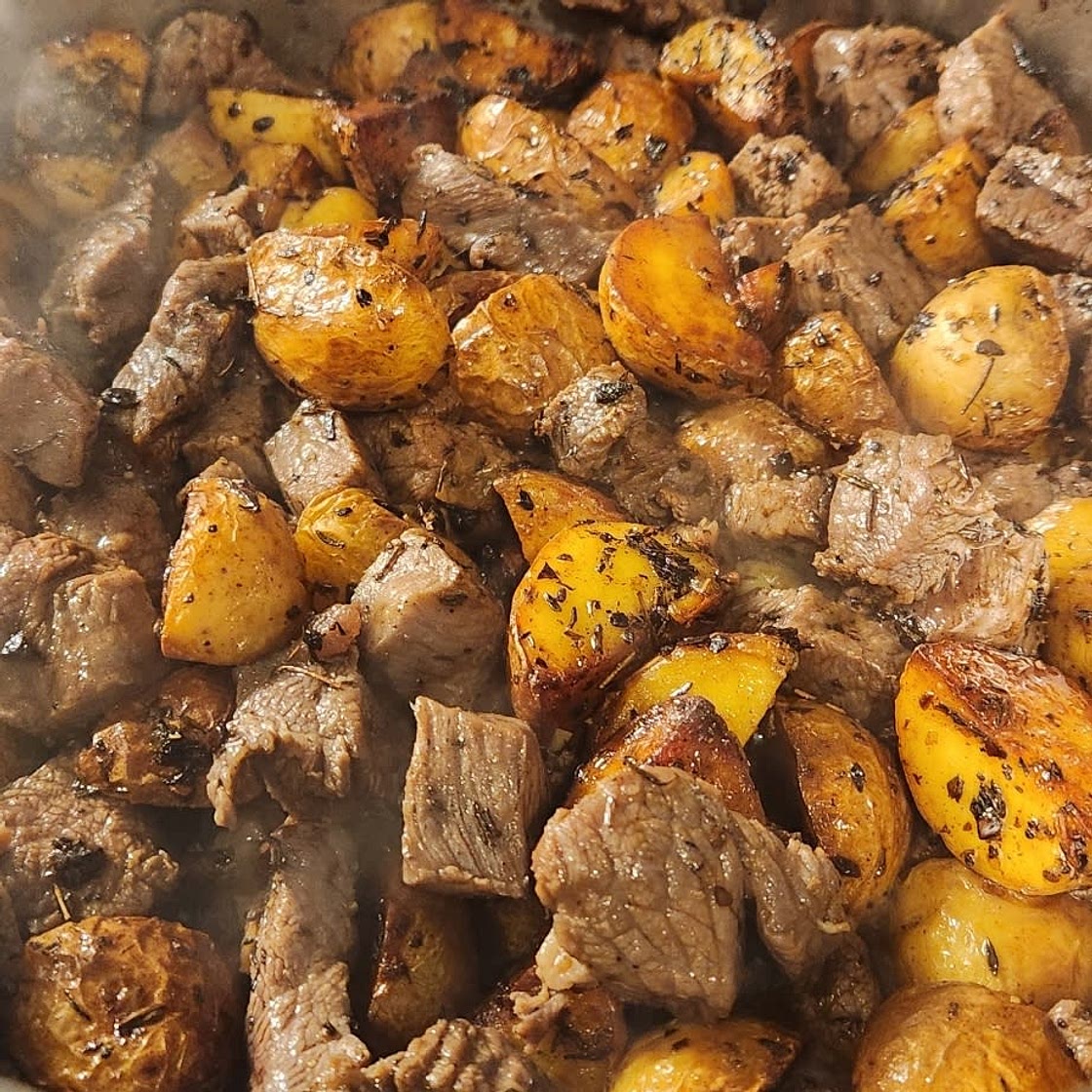 Garlic Butter Steak Bites and Potatoes