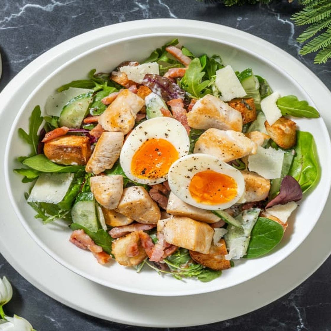 Salade César au poulet, lardons & croûtons avec des anchois & du grana padano