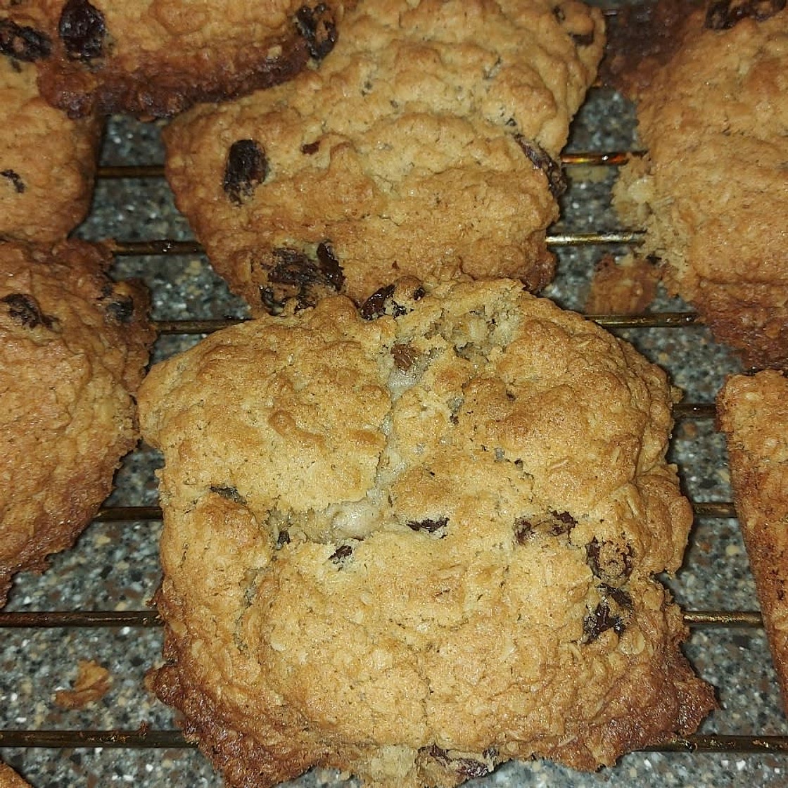 Chewy Oatmeal Raisin Cookies